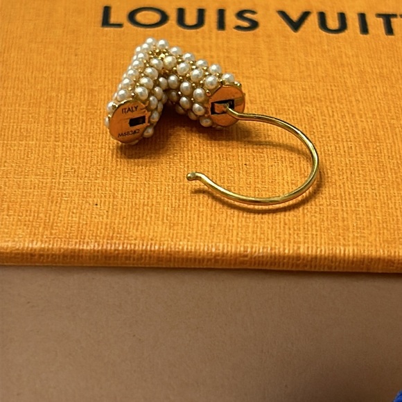 Preloved authentic Louis Vuitton v essential pearl earrings - Picture 3 of 4